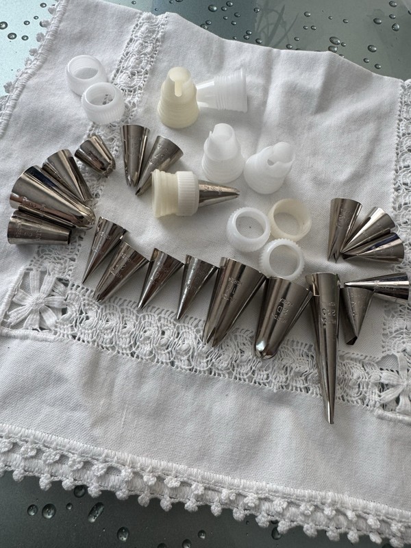 Wilton Icing Nozzle Tips Set Metal/Plastic, Couplers, 1M 2D 4B 104 125Korea gallery