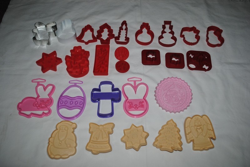 LOT OF 27 MISC. COOKIE CUTTERS TUPPERWARE, WILTON, HUTZLER
