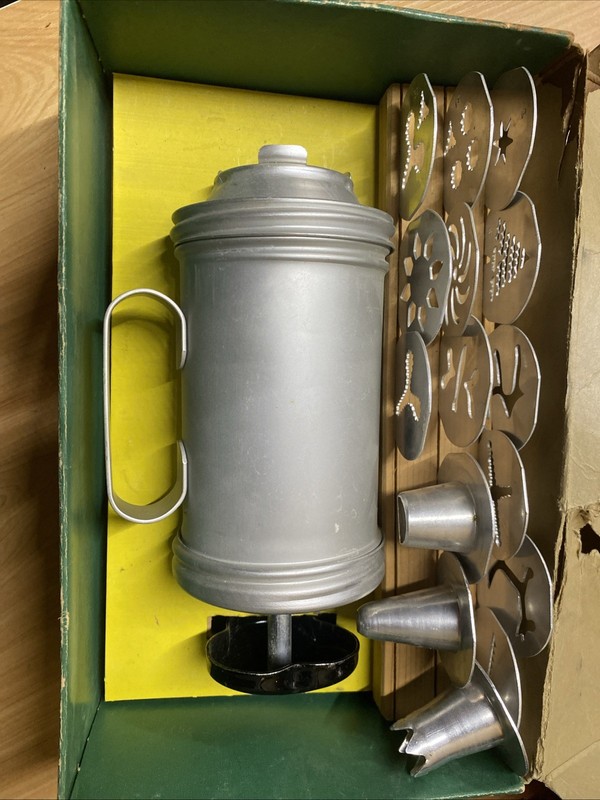 Vintage Mirro Model 358 AM Aluminum Cooky & Pastry Press in Original Box 16 Pcs gallery