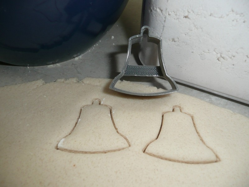 BELL SHAPE CENTER FOR JAM FILLED LINZER COOKIE CUTTER MADE IN USA PR5142 gallery