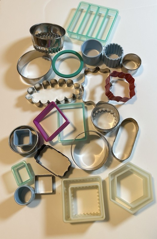 Large 20+ pc Cookie Cutter Lot – Metal & Plastic – Circles, Hexagons, Plaques