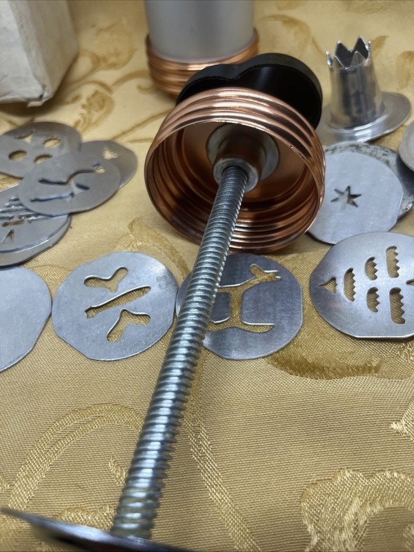 Vintage Mirro Aluminum Copper Vintage Cooky-Pastry Press w/ 3 Tips & 17 Discs gallery