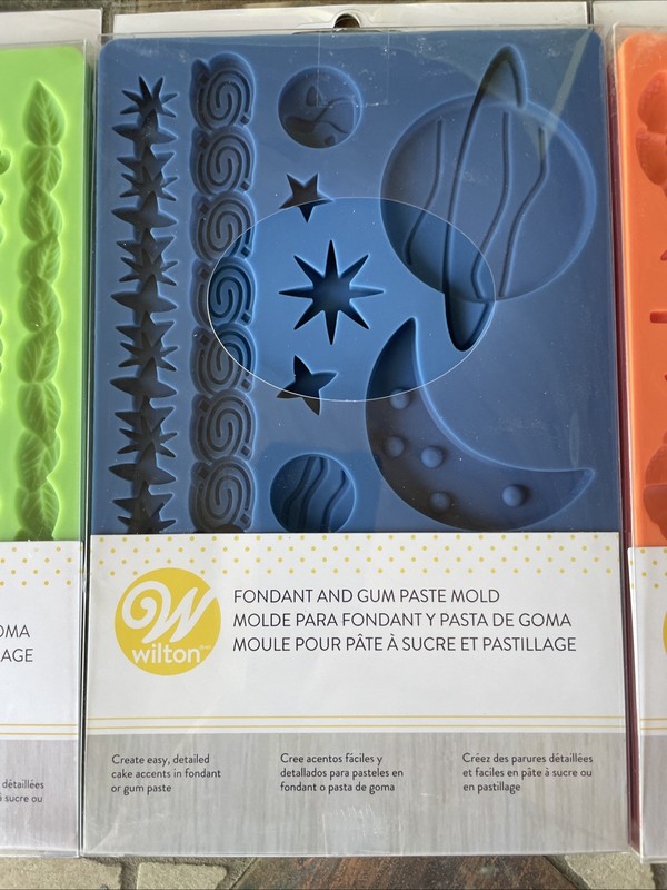 Wilton Fondant/Gum Paste Molds Set of 3 (Floral & Space) Brand New gallery