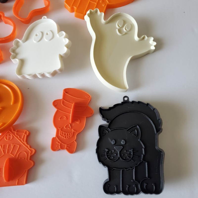 VTG Halloween Plastic Cookie Cutters Hallmark Wilton Lot of 22 Pieces gallery