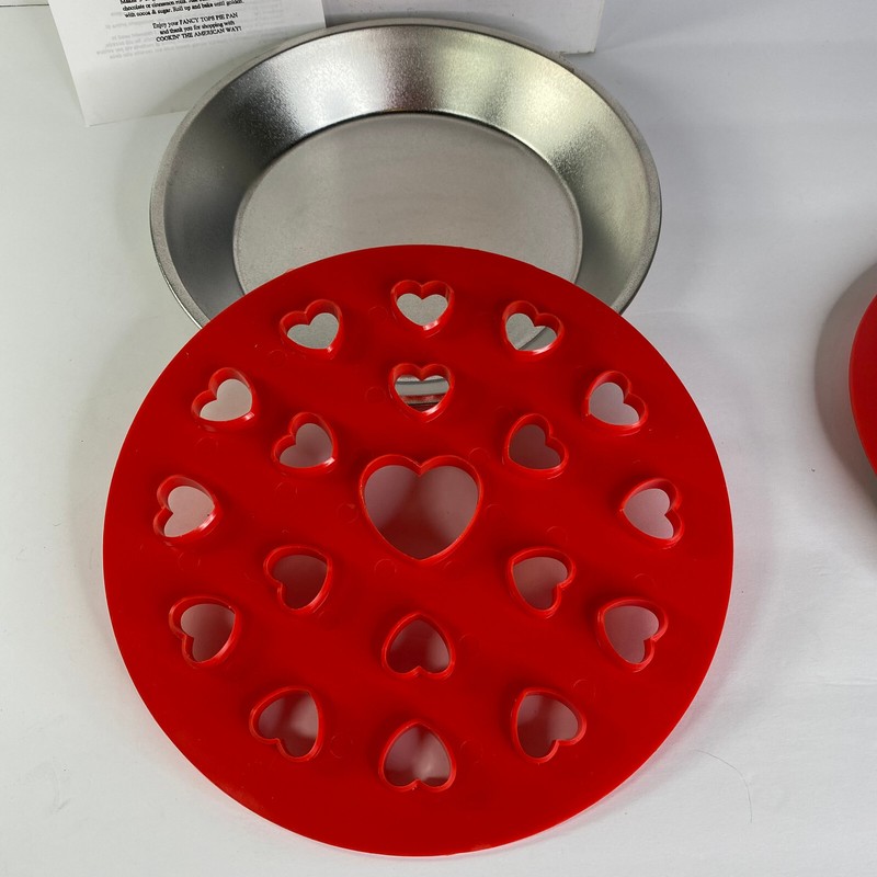 Cookin' the American Way Fancy Tops Pie Pan Set gallery