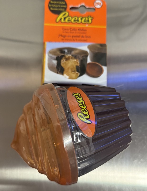 Reese’s Lava Cake Maker Microwave Cupcake Holder