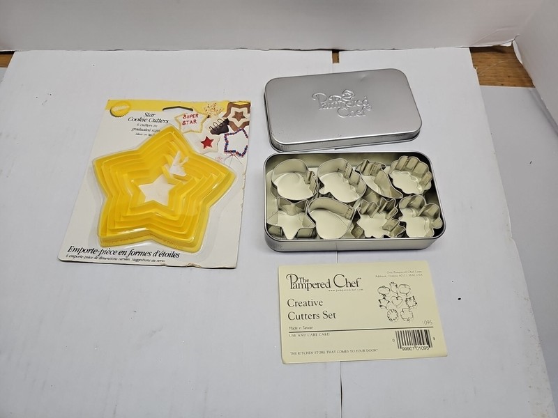 Pampered Chef Creative Cutters Set of 8 Storage Tin & Plastic Stars Cookie Cut