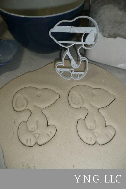 SNOOPY WALKING CHARLIE BROWN PET BEAGLE PEANUTS COOKIE COOKIE CUTTER USA PR3494 gallery