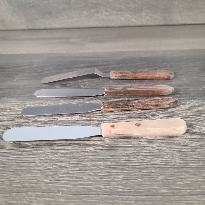 Vintage Lot of 4 Cake Icing Spatula Spreaders Various Ages and Conditions gallery