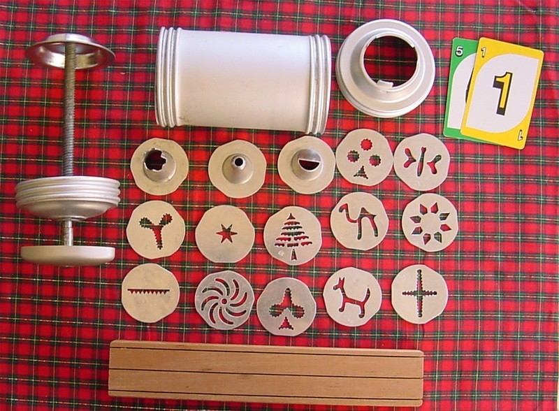 Vintage Mirro Cookie Press 12 Plates 3 Decorative tips Wood Storage Tray #51