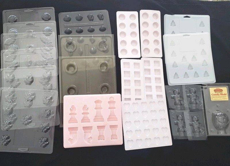 LOT OF 22 Wilton VTG Apollo Candy Molds Plastic Shells, Acorns, Bears, Hearts,