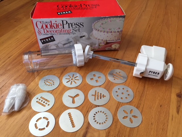 Classic PYREX 21 pc Cookie Gun Press & Decorating Set All Parts Included w/ Box