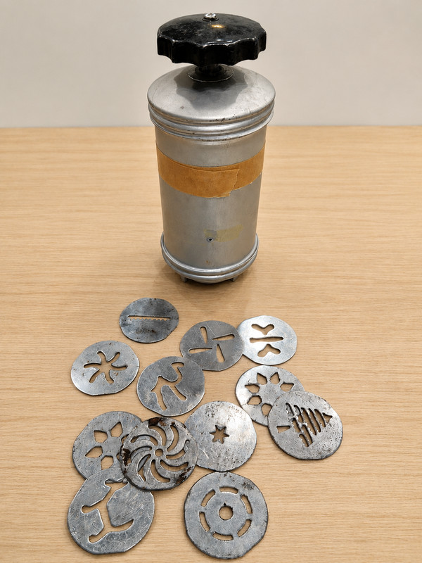 Mirro Aluminum Cookie & Pastry Press With 12 Pattern Discs Vintage Tool