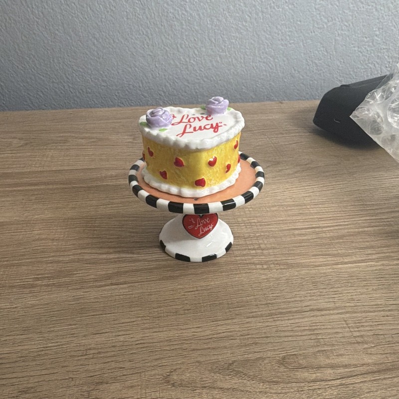 I Love Lucy 50th Anniversary 1951-2001 Mini Ceramic Cake Stand salt and pepper