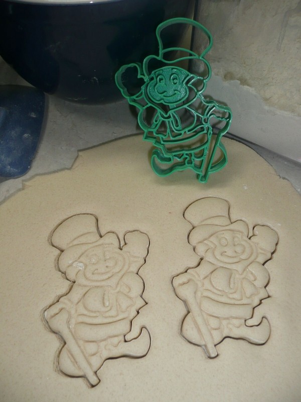 LEPRECHAUN 3 DETAILED HAPPY WAVING ST PATRICKS DAY COOKIE CUTTER USA PR4178 gallery