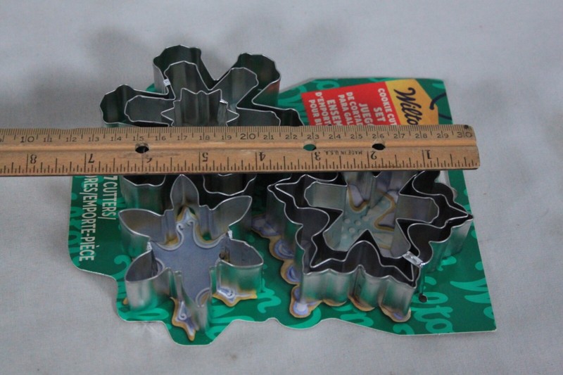 WILTON 7 STAINLESS STEEL 3 SIZE 3 SNOWFLAKE SHAPES COOKIE CUTTER SET NEW ON CARD gallery