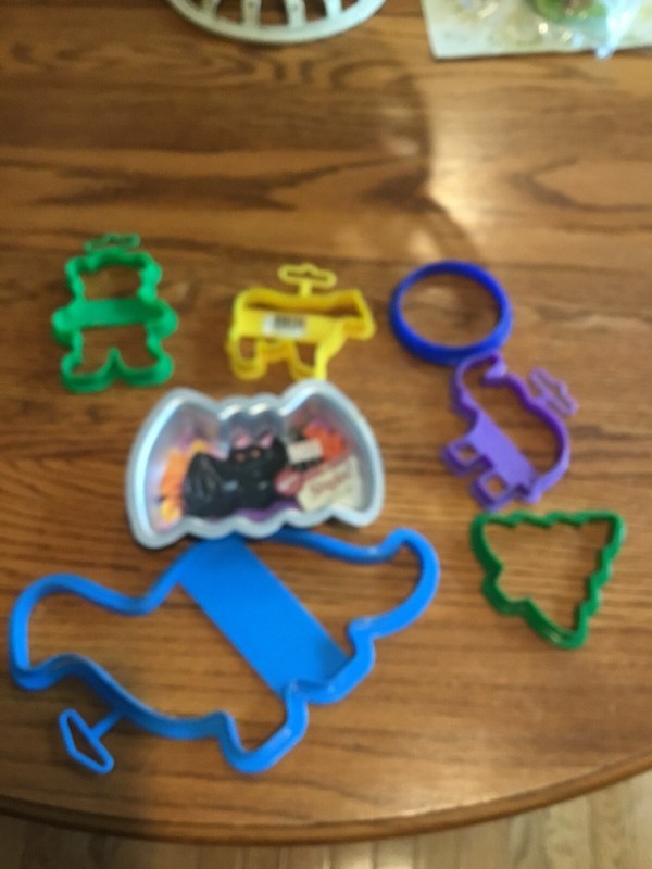Lot of 7 , Wilton, Cookie Cutters, Dinosaur, Bat, Cow, Tree, Circle, Elephant ,