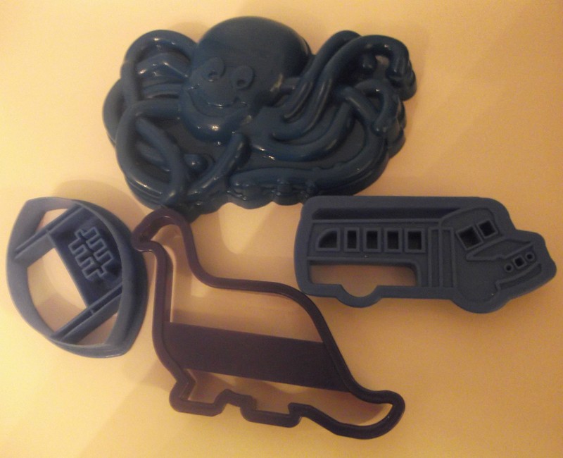 LOT OF COOKIE CUTTERS LARGE BLUE OCTOPUS PURPLE DINOSAUR SCHOOL BUS FOOTBALL