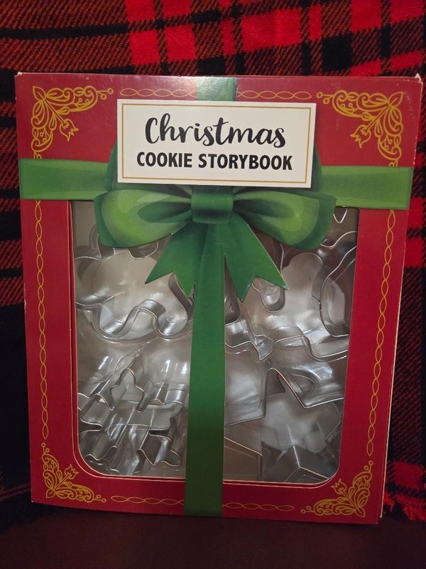 Christmas Cookie Storybook set of 12 Christmas Cookie Cutters, New In Box