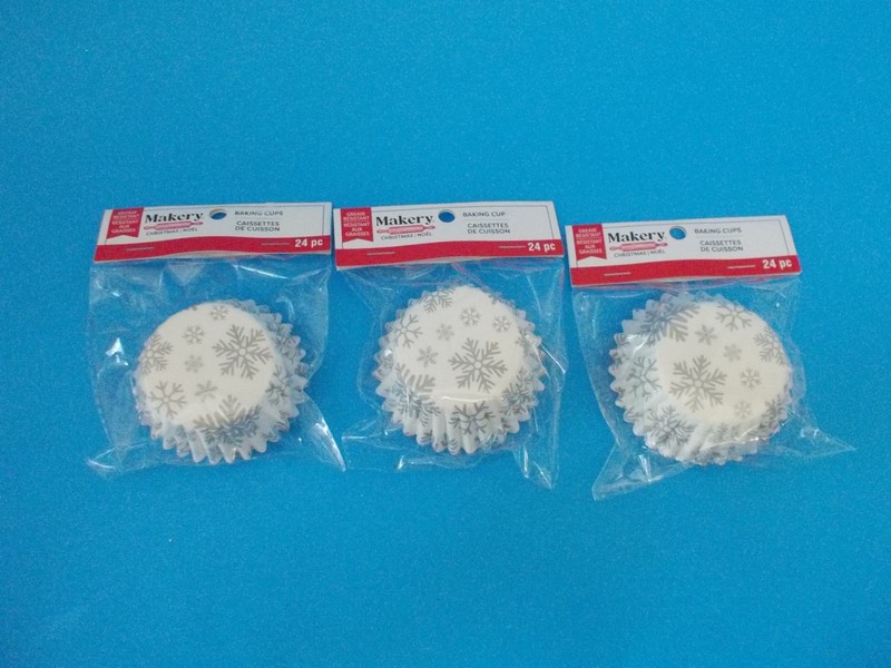 NEW MAKERY 3 Sets of 24 Pieces White w/ Silver Snowflake Baking Cups Muffins