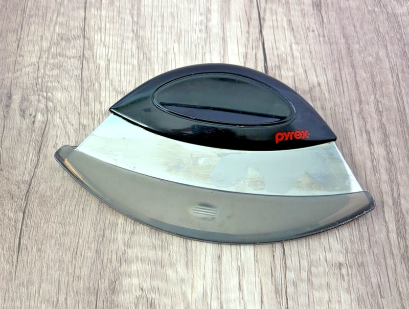 Pyrex Bakers Cooks 7 inch Bowl Bench Scraper Blade With Cover