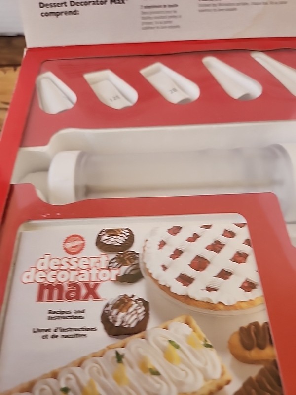 Wilton Dessert Decorator Max Kit With Recipes & Instructions Never Used gallery