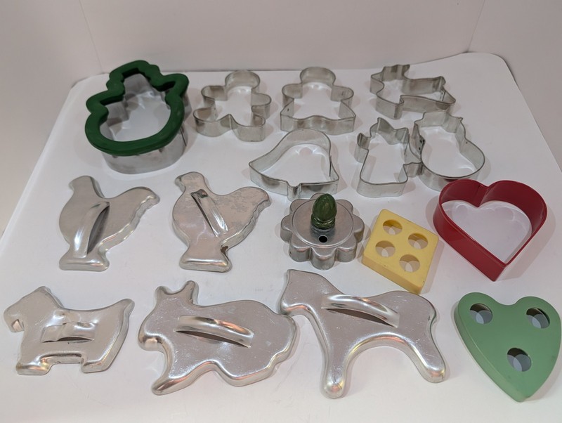 16pc Vintage Assorted Holiday Christmas Cookie Cutters Gingerbread Heart Farm