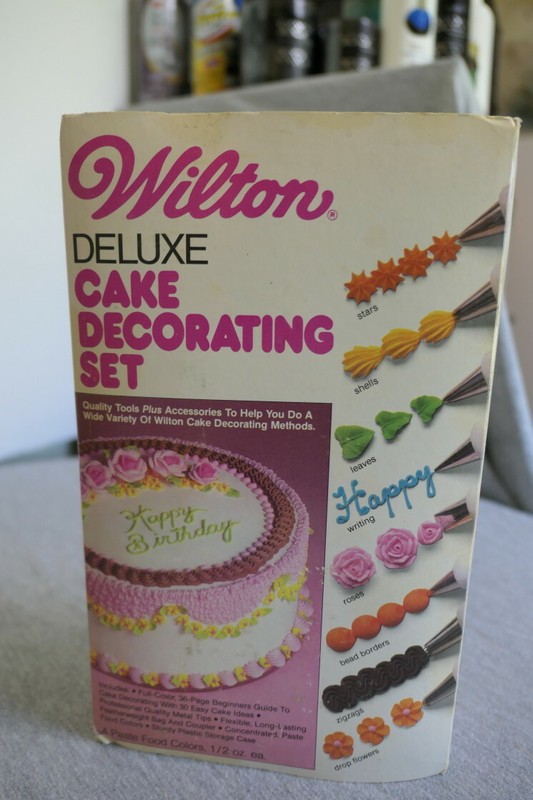 Vintage 1981 Wilton 2104-6063 Deluxe Cake Decoration Set Kit 29 Pieces gallery