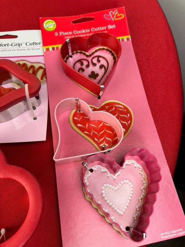 7 LOT Wilton Comfort Grip Valentines Day Cookie Cutter Mix Heart & Lips Shape gallery