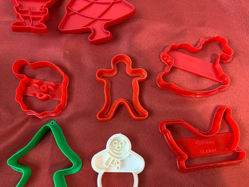 Lot of 10 Christmas Cookie Cutters Santa Snowman Tree Sleigh Green Red White gallery
