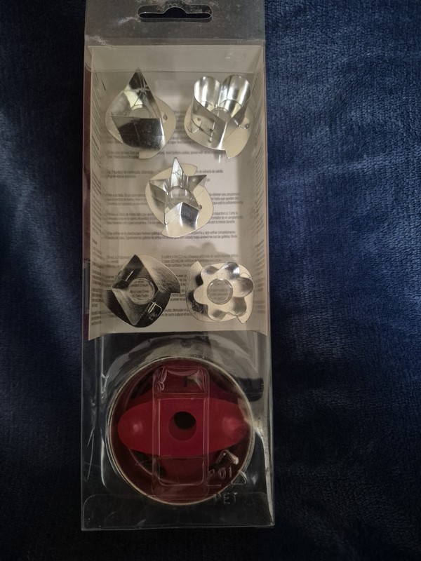 NEW Wilton Linzer Cookie Cutter Set Fluted Round-6 Shapes Holiday Baking gallery