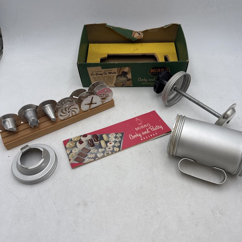 Vtg Mirro 311 Aluminum Cookie/Pastry Press 8 Plates 3 Tips Orig. Recipe Booklet