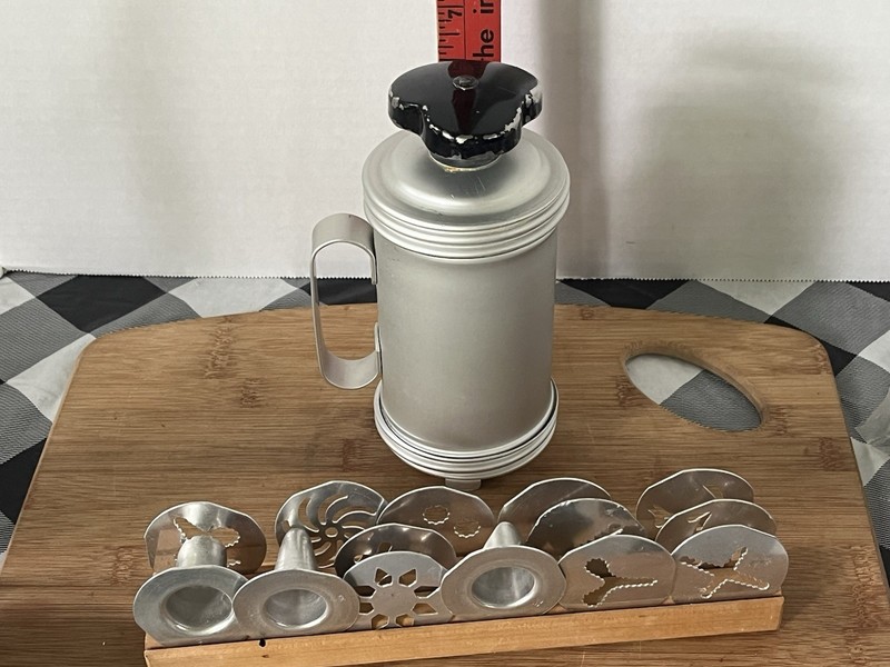 Vintage Mirro Cookie And Pastry Press Aluminum in original box 12 discs gallery