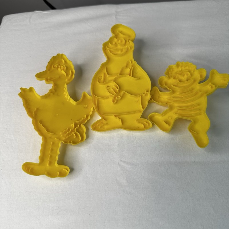 Vintage Lot 3 Wilton Sesame Street Cookie Cutters Playdoh Molds Muppets 70s gallery