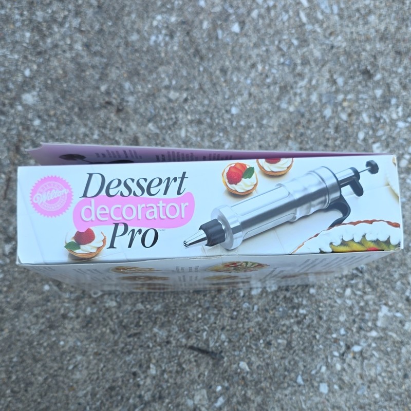 NEW Wilton Dessert Decorator Pro 💥6 Tip Kit💥 Original Box CHARITY 2002 gallery