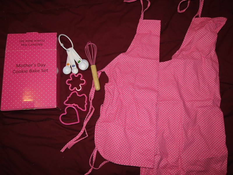 SUPER CUTE Mothers Day w/ Daughter cookie bake baking set – matching aprons plus