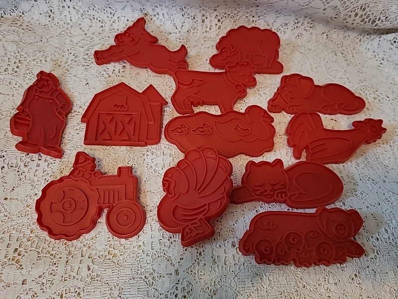 12 Vintage Old MacDonald’s Farm Cookie Press Cutter Set Barn Animal CHILTON 1979