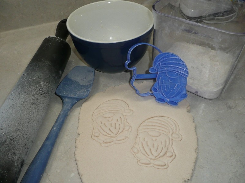 GARDEN GNOME STYLE 1 SET OF 2 COOKIE CUTTER AND DETAILED STAMP USA PR1619 gallery