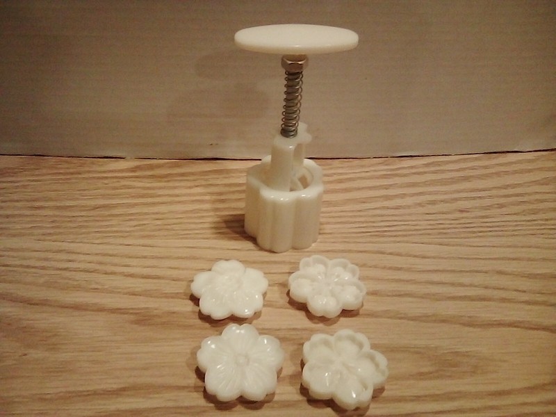Five Piece Mooncake Mold Flower Hand Press Moon Cake Cutter Set NEW. cherry