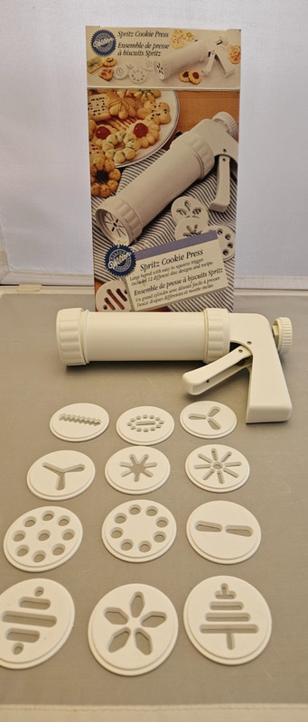 Spritz Cookie Press Wilton Barrel 12 disc Pre-owned Christmas gallery