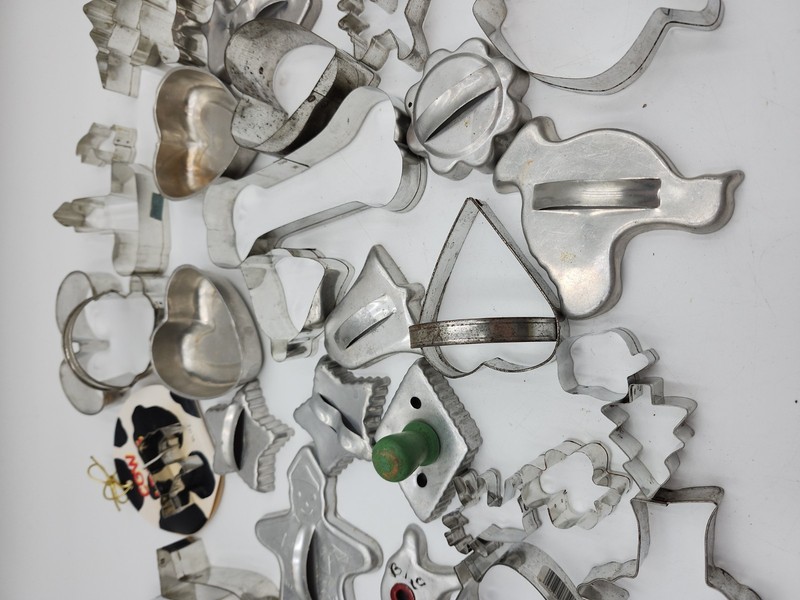Huge lot of vintage tin handle large small Cookie Cutters Disney Cactus Xmas Cow gallery
