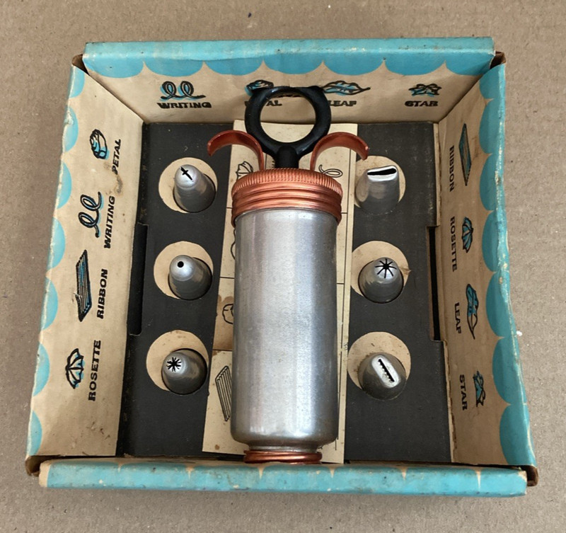 Vintage Mirro Aluminum Cookie Cake Decorator Kit with 6 Decorator Tips M-0360