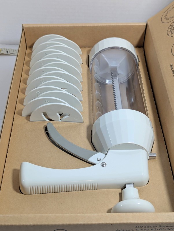 NIB Pampered Chef Cookie Press 1525 16 Discs Original Box With Care/Recipe Cards gallery