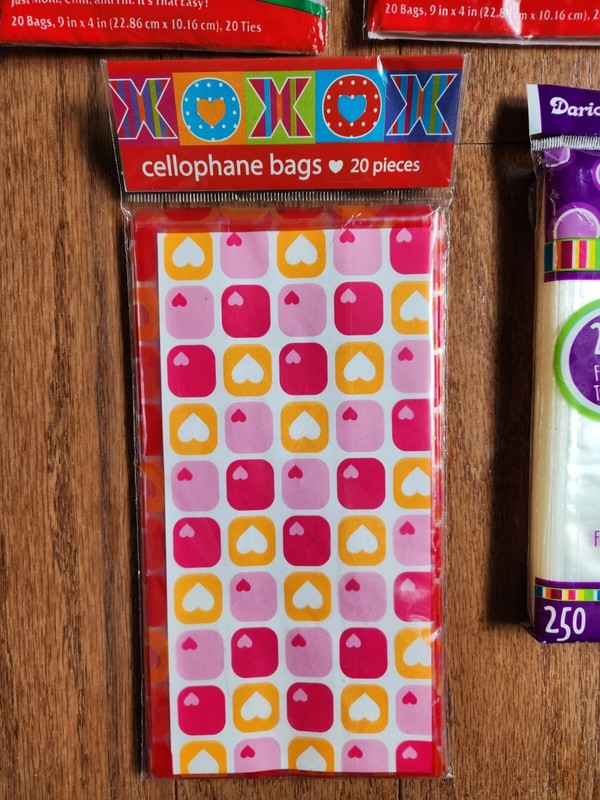Mixed Lot 300+ Darice & Candymaker Cellophane Treat Bags Hearts Gingerbread Man gallery