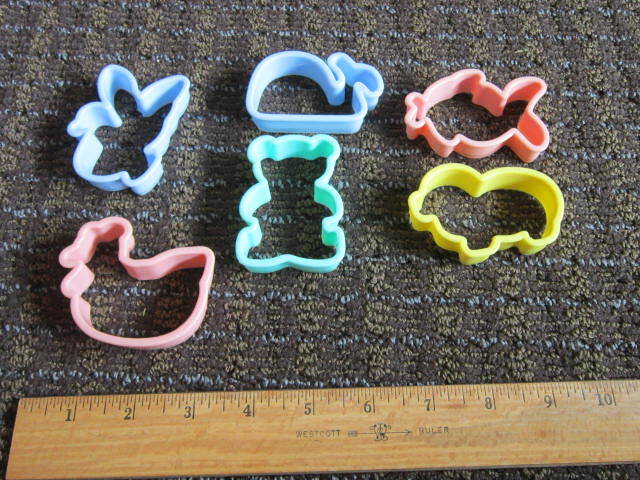 Cookie Cutters Teddy Bear Whale Flying Bird Fish Pig Chicken Small Plastic 6 gallery
