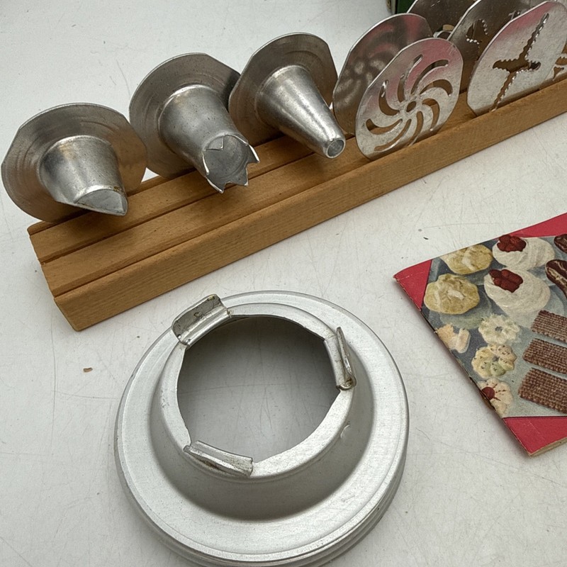Vtg Mirro 311 Aluminum Cookie/Pastry Press 8 Plates 3 Tips Orig. Recipe Booklet gallery