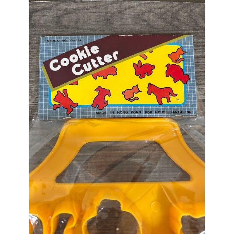 Vintage House Lloyd Inc Animal Cookie Cutter Tray Yellow Multi Shape 30-134 NIP gallery