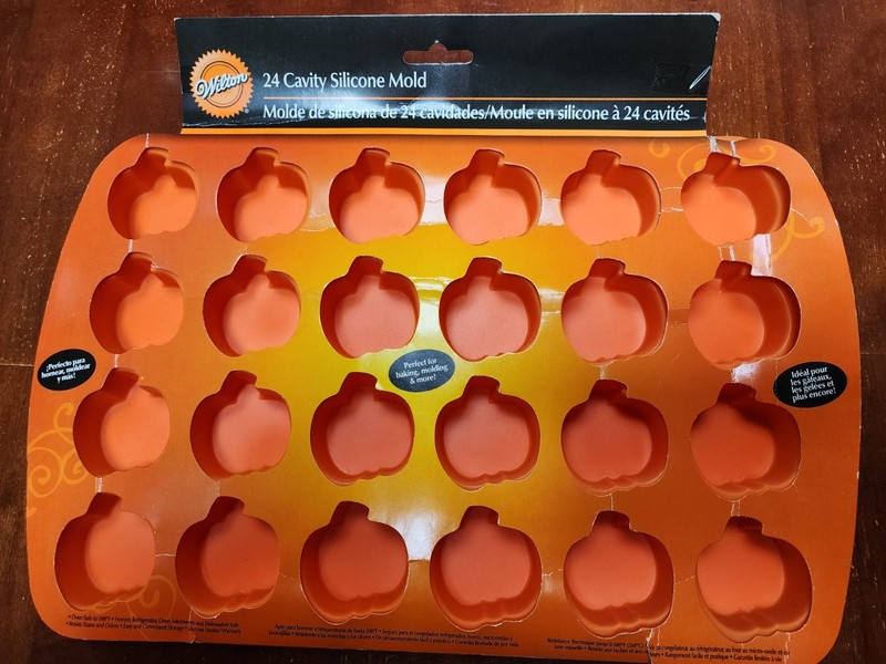 Wilton Silicone Pumpkin Mold 24 Cavity And Halloween Cupcake/Cookie Stencils NIP