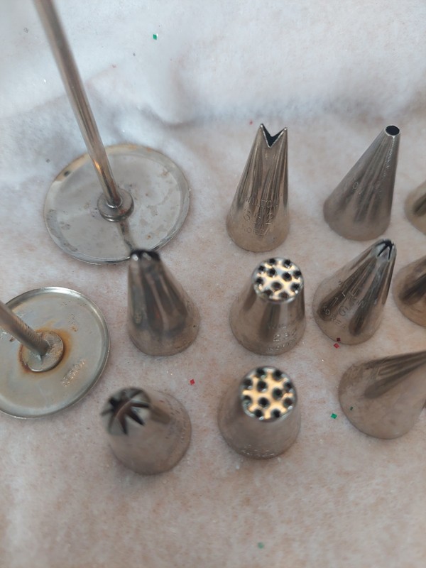 18 Wilton Cake Frosting Icing Decorator Metal Tips Rose Nails Flower Lifter MORE gallery