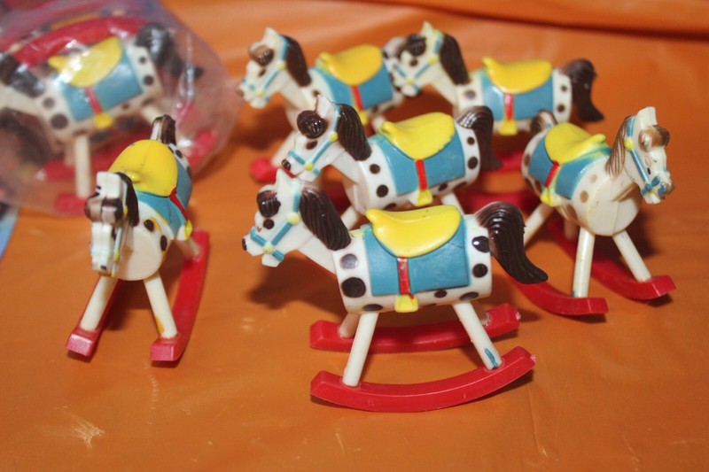 10 Piece Vintage Wilton 1978 Retro Rocking Horse plastic Cake Toppers Display gallery